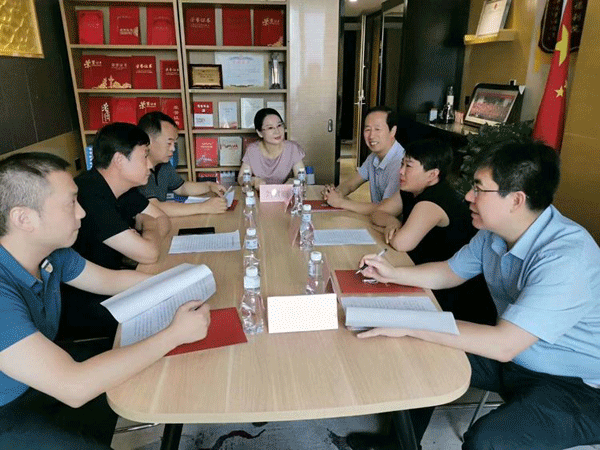莲湖区政协主席上官拥军走访陕西省帮帮乐扶贫协会