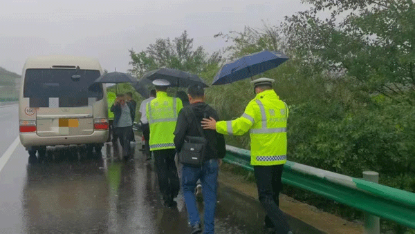 客車拋錨高速路 榆佳民警緊急救助