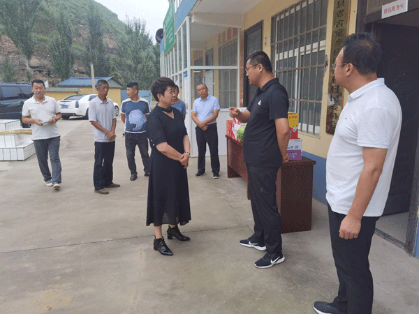 情系驻村 夏送清凉——清涧县政协主席刘建华走访慰问驻村工作队
