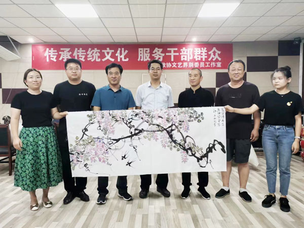 子洲县政协文艺界别委员工作室开展国画学习公益活动