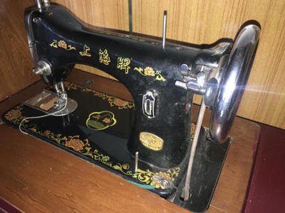 老屋里的缝纫机