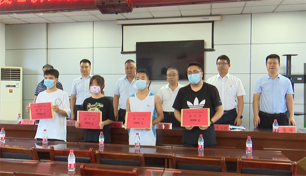 眉县政协联合县各界爱心济困协会开展“爱心助学圆梦”公益活动