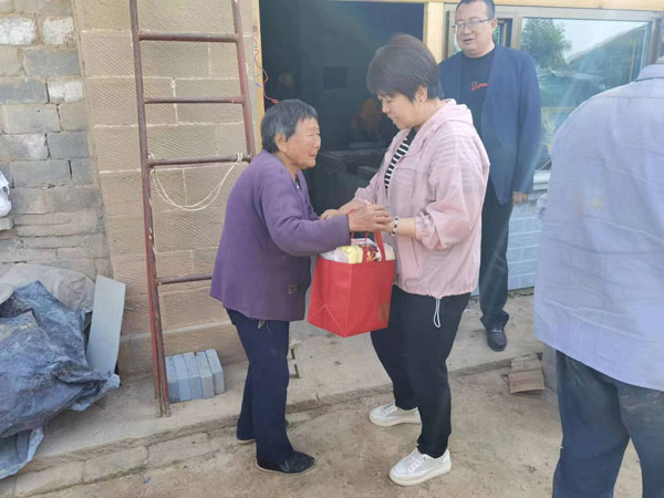 清涧县政协主席刘建华走访慰问脱贫户