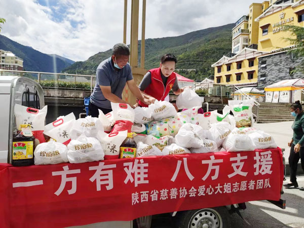 四川震区受灾群众中秋收到来自陕西的慈善月饼