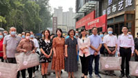西安市碑林区政协委员屈娇携手企业为老人送温暖