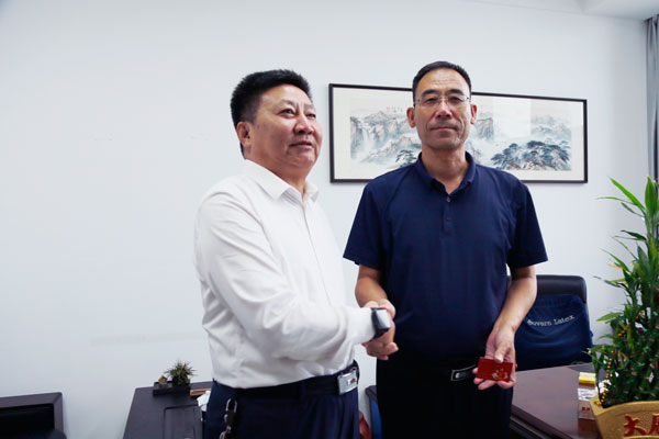 神木市政协副主席李治佳走访慰问往届市政协委员