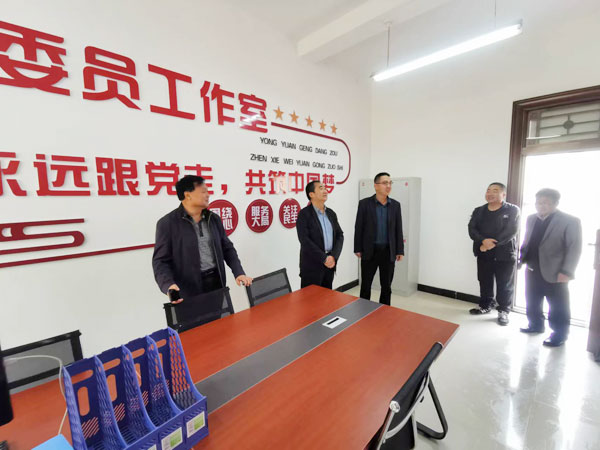 麟游县政协主席闫秉云调研委员工作室建设情况