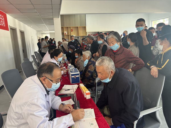 榆林市政协教科委开展“委员活动日——医疗专家在身边”健康科普进社区志愿服务活动