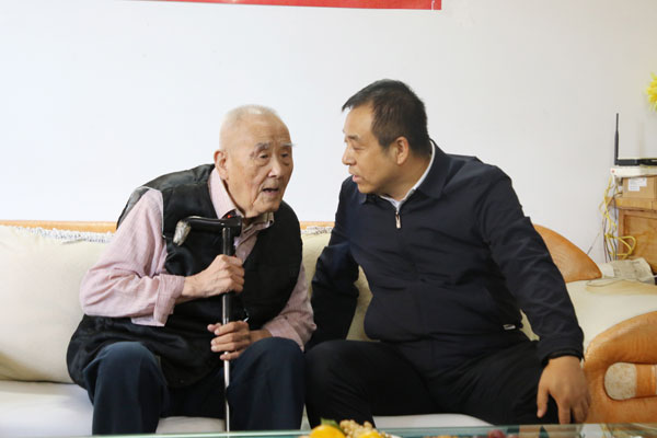王宁岗看望慰问老干部和高龄老人