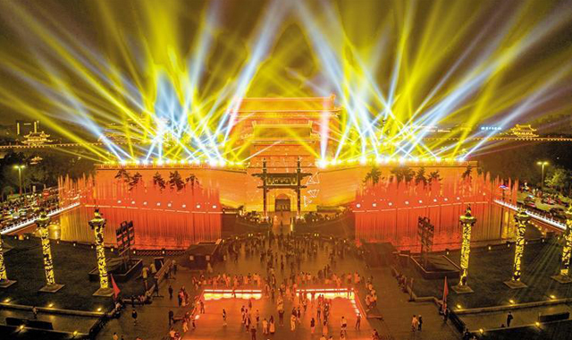 西安城墙景区的主题系列演出“光影盛典”光彩夺目