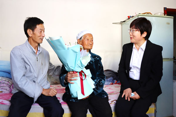 浓浓敬老情  政协暖人心——神木市政协主席毛晔走访慰问神木百岁老人