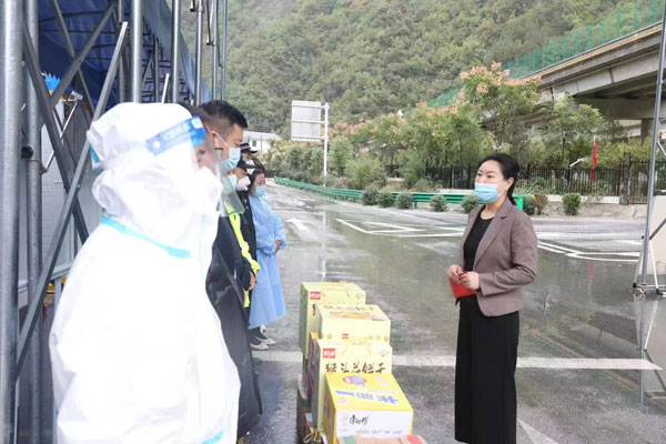 山阳县政协主席王昕看望慰问疫情防控一线工作人员