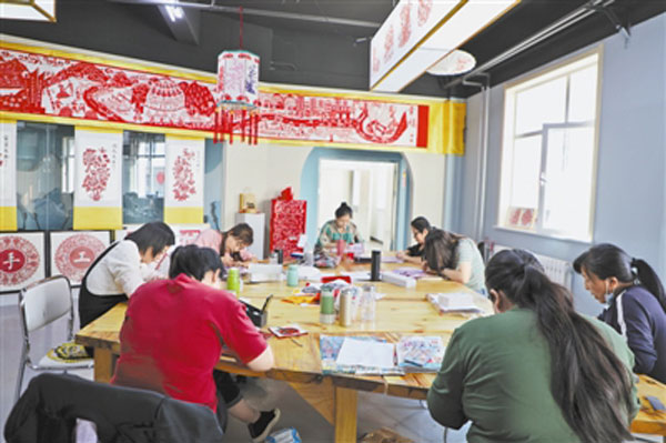 定边县剪纸社区艺术工厂：“指尖技艺”升级“指尖产业”