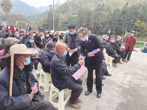 白河县检察院开展平安建设宣传活动