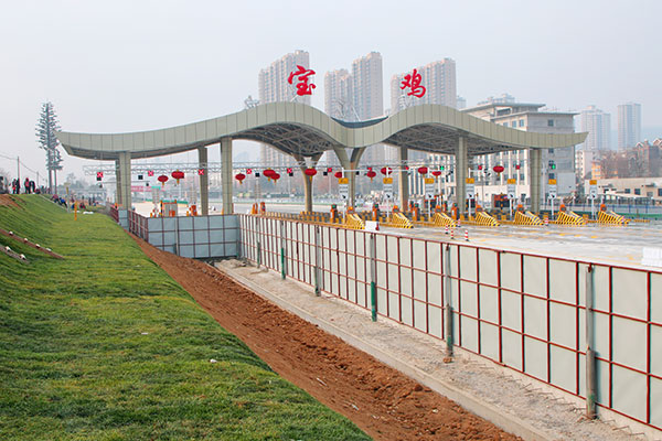 绿色堤防“扮靓”宝鸡高速新出口