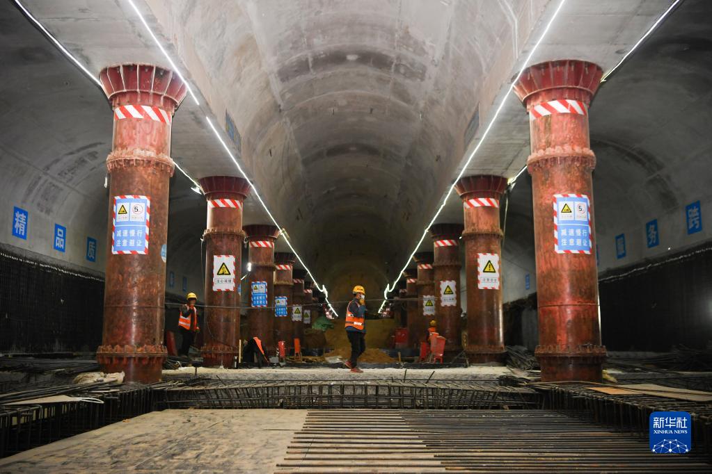 1月25日，中建三局西北公司工人在西安地铁8号线建设项目工地施工。