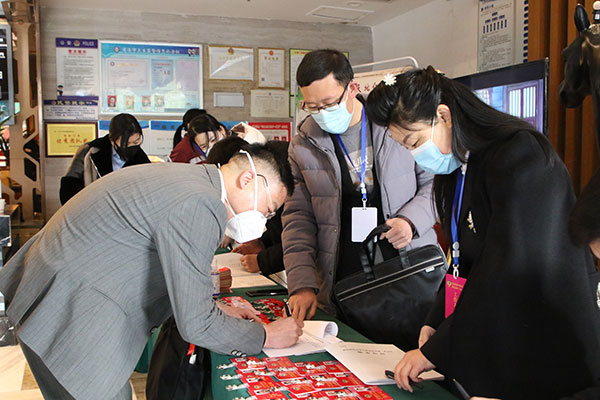 政协委员报到商洛开启“两会 ”时间