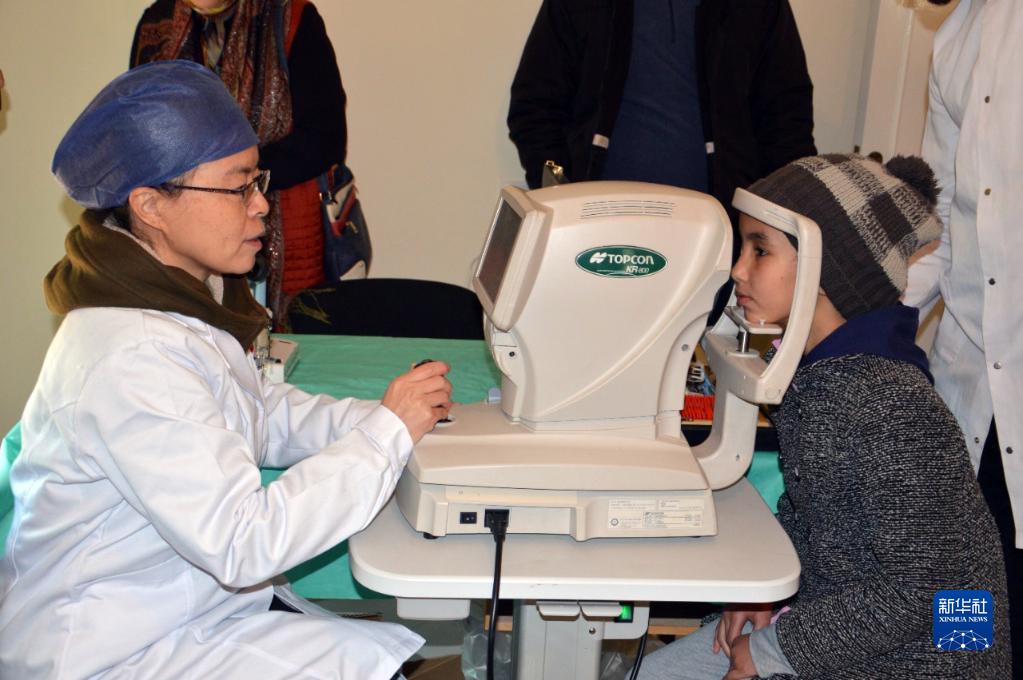 1月12日，在摩洛哥塔扎，中国援摩医疗队的眼科医生金熙为当地群众义诊。