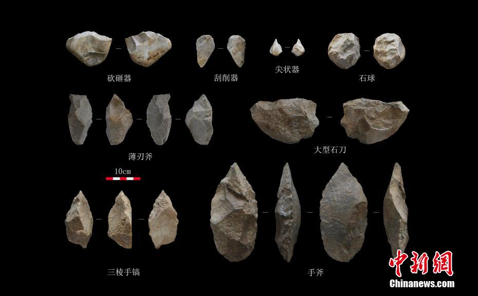 记者12日从陕西省考古研究院获悉，考古人员对位于洛南盆地的夜塬旧石器时代遗址的发掘，确认了洛南盆地百万年前已有人类活动，该盆地成为中国为数不多的存在百万年前人类活动信息的重要地区之一，对研究中国远古人类与文化的起源与早期发展具有重要意义。  洛南盆地是中国旧石器遗址分布最密集、出土石制品数量最多的地区之一。盆地内发现的手斧、三棱手镐、薄刃斧、大型石刀等阿舍利工业类型石器，对研究旧石器时代东西方人类文化交流具有十分重要的价值。图为洛南夜塬遗址第三期石制品。
