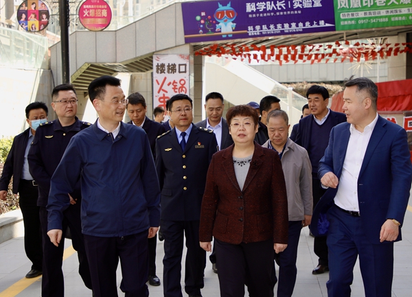 宝鸡市政协主席刘荣贤调研检查国卫复审工作