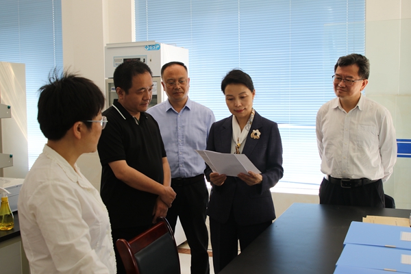 汉中市政协副主席李芳走访委员企业