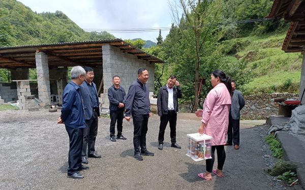 略阳县政协慰问困境儿童
