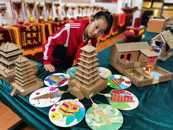 西安市蓮湖區(qū)希望小學(xué)“紙箱的夢”主題創(chuàng)意手工作品展舉辦