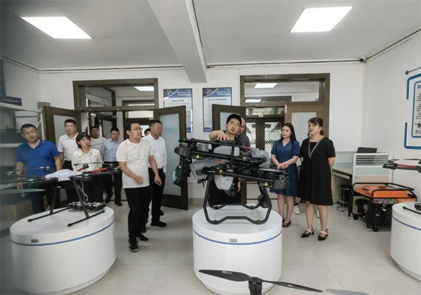 榆林市政协主席曾德超调研市科技馆和无人机科普教育示范基地