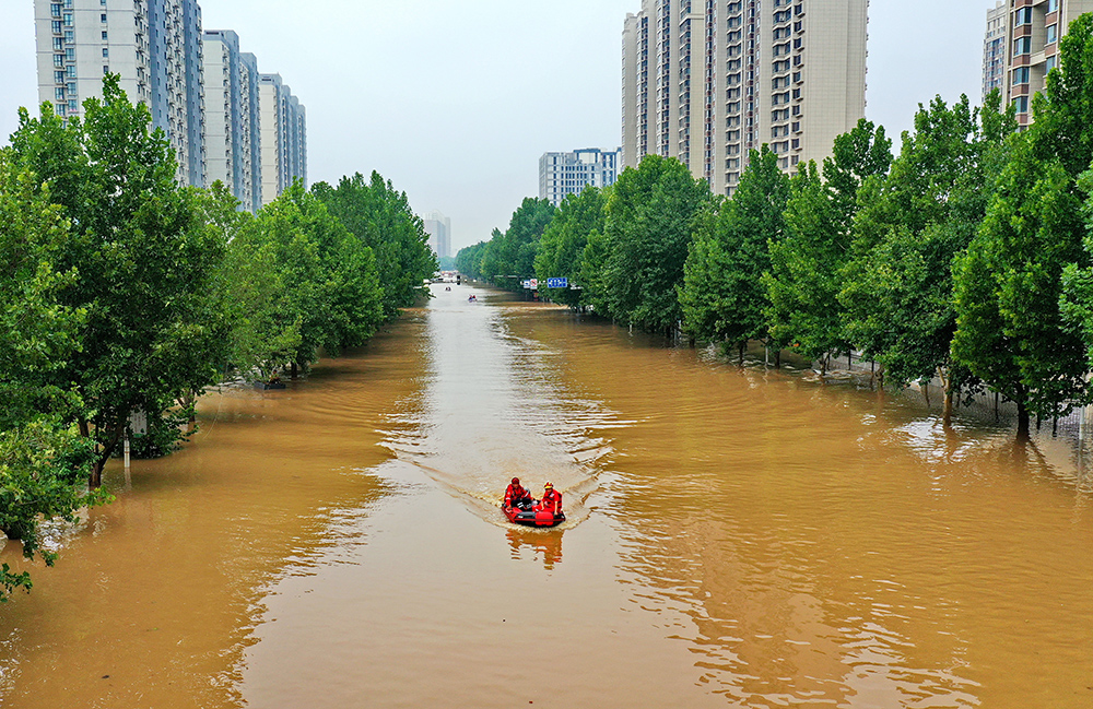 救援人员在河北省涿州市市区乘坐冲锋舟前去转移受灾群众（8月2日摄，无人机照片）。
