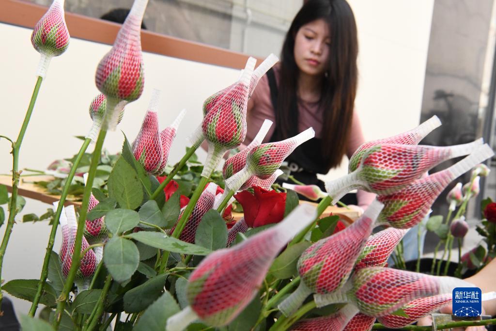 　8月21日，在河北省邯郸市广平县一处花店，店员在整理顾客预定的鲜花。新华社发（程学虎摄）