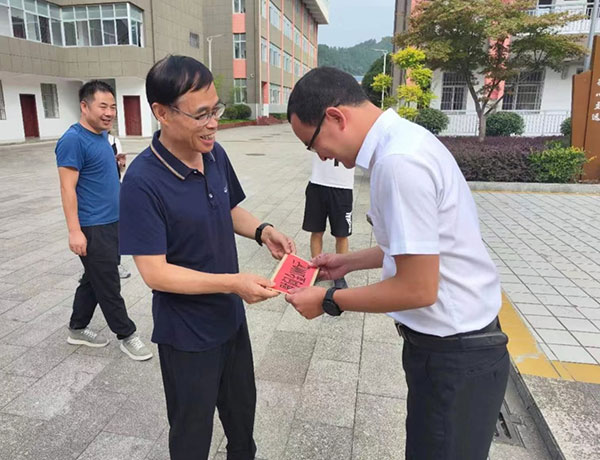 宁强县政协开展教师节慰问