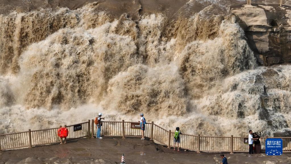 　　9月8日，游客在黄河壶口瀑布景区游览（无人机照片）。新华社发（刘宏达摄）