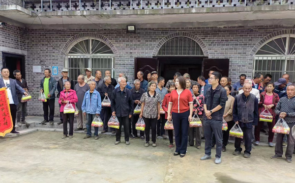 清涧县政协常委张海霞慰问脱贫群众