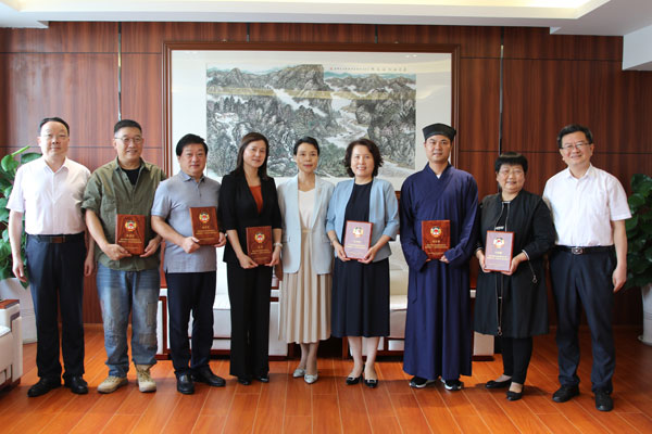 汉中市政协向住汉省十二届政协委员颁发纪念牌