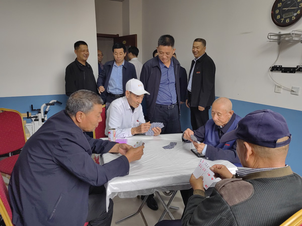 “情暖中秋 携爱同行” 府谷县政协经济界委员工作室开展“双节”前慰问活动