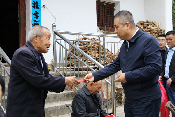王宁岗看望慰问高龄老人