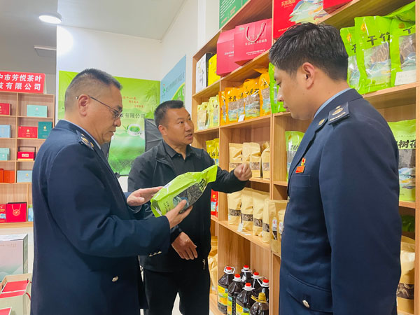 镇巴税务：“茶二代”周自华的致富路