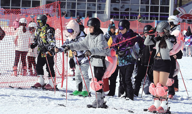 照金滑雪场今冬开板首滑