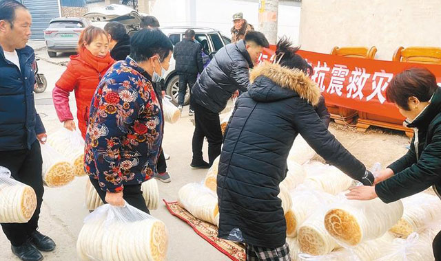 陜甘一家親 鍋盔慰親人 臨潼區(qū)椿樹村村民連