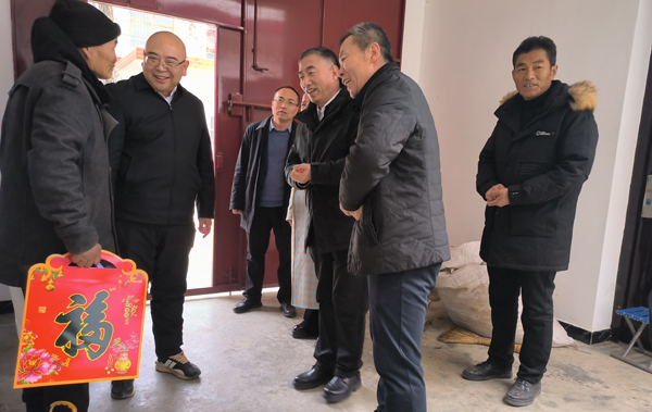 元旦慰问送真情 政协委员暖民心