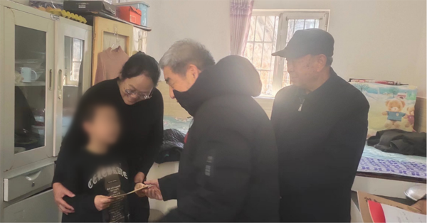 榆林市关工委携手横山区关工委走进杨园则社区看望慰问困难家庭学生