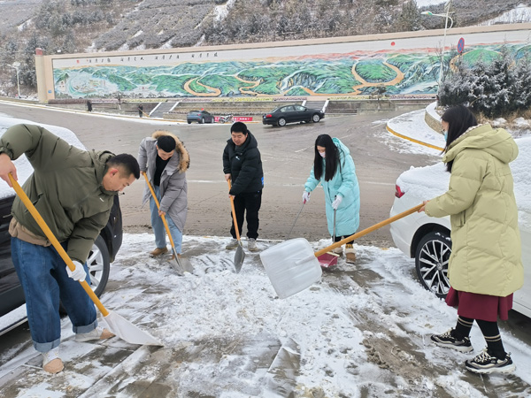 清澗縣政協開展掃雪活動