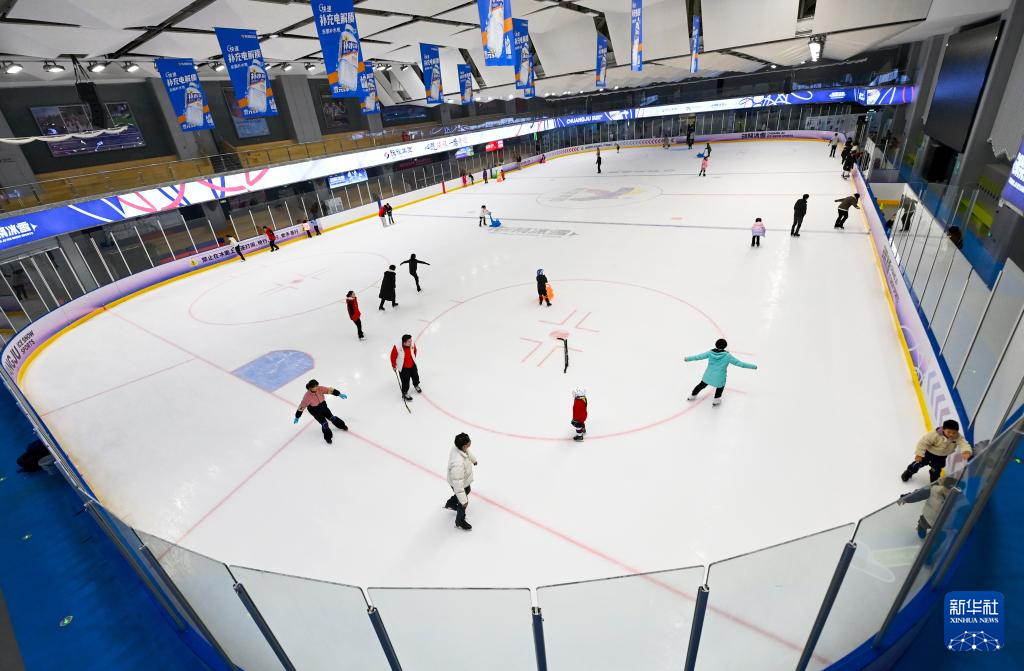 游客在“创聚冰雪”陕西国际体育之窗国际标准真冰场滑冰（1月21日摄）。新华社记者 邹竞一 摄