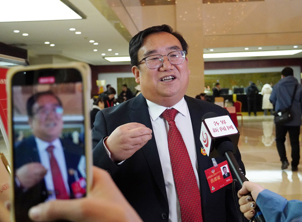 冯永忠：把履职答卷书写在希望的田野上