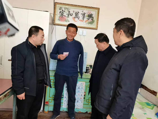定边县政协委员用心履职暖民心