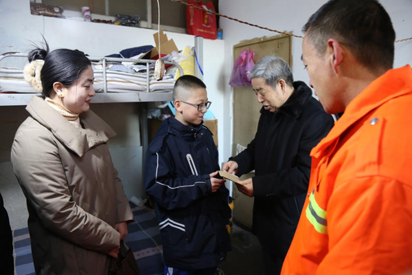 榆林市关工委开展慰问“五老”人员和困难家庭学生