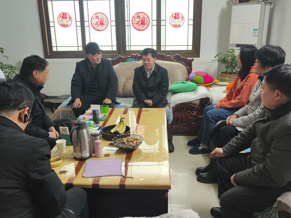 张贤慧带队走访慰问干部群众