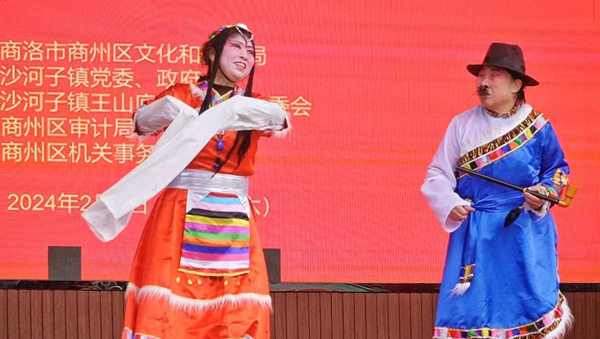 商州：“村晚”办在家门口 欢欢喜喜过大年