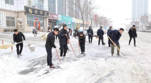 扫雪除冰保出行•凝心聚力暖人心 榆林市生