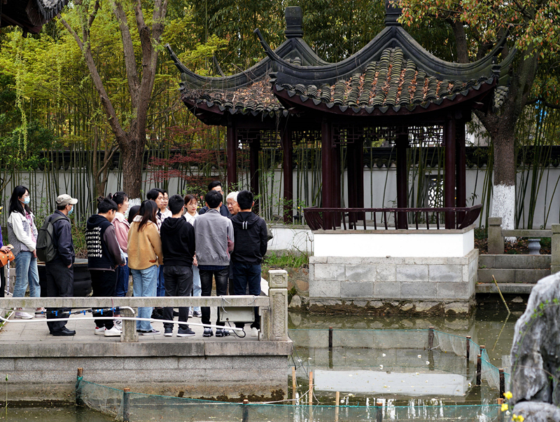 2021年3月30日，在上海交通大学南苏园的“微型洱海”旁，孔海南教授为学生们打造“沉浸式”思政课。